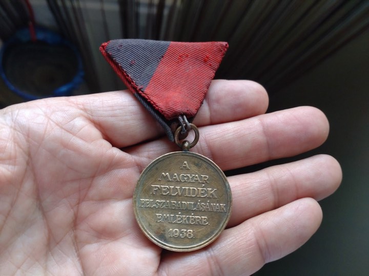 Emlékérem háromszög szalagon, hátoldal