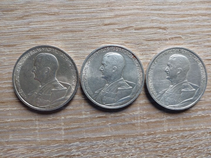 Ezüstérmék portréval