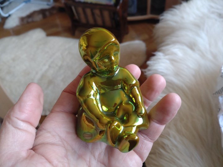 Aranyszínű mázas figura