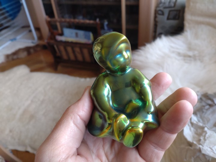 Zöld, irizáló mázas kerámia figura