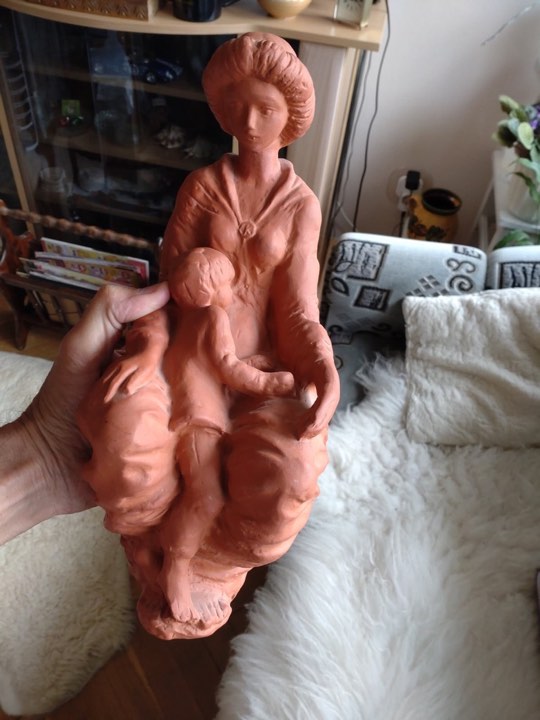 Terrakotta női figura