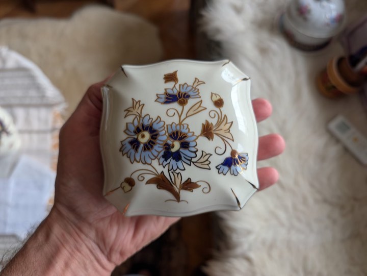 Búzavirágmintás porcelán bonbonier