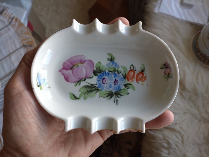 Virágmintás porcelán hamutál