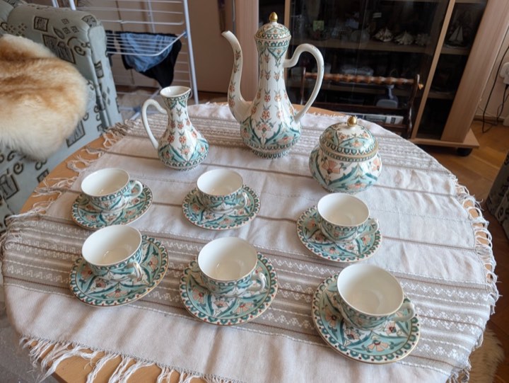 Jelzett porcelán kávéskészlet, kézi festéssel