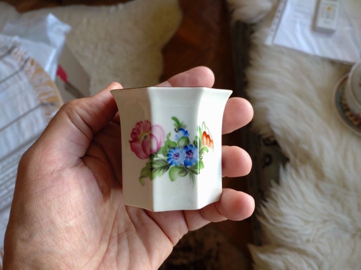 Kézzel festett kis porcelán váza