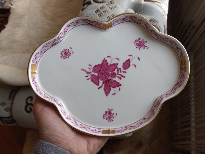 Lila mintás, kézzel festett porcelán tálca