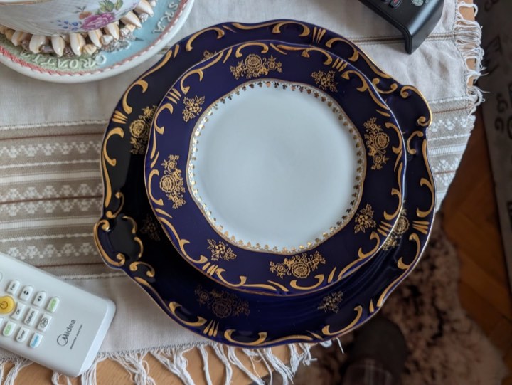 Kobaltkék, aranyozott szélű porcelán tányér