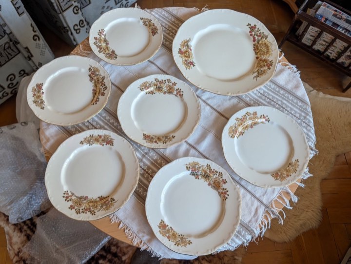Virágmintás porcelán tányérkészlet