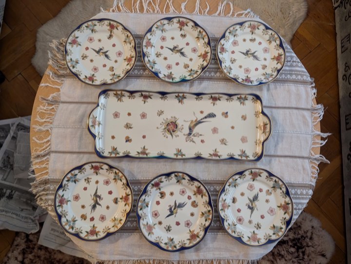 Kézzel festett porcelán tányérok és tálca