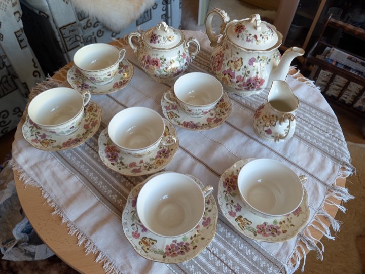 Virágmintás porcelán teáskészlet