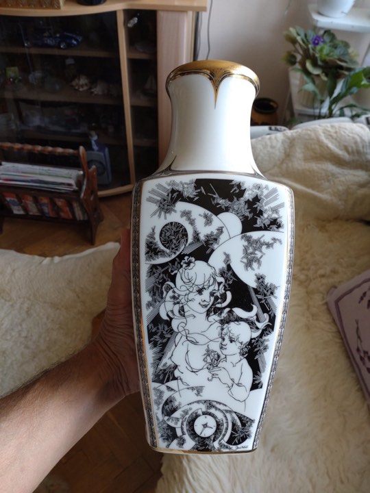 Szignált porcelán váza, arany díszítés