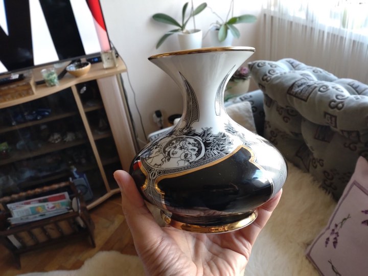 Fekete-arany díszítésű porcelán váza